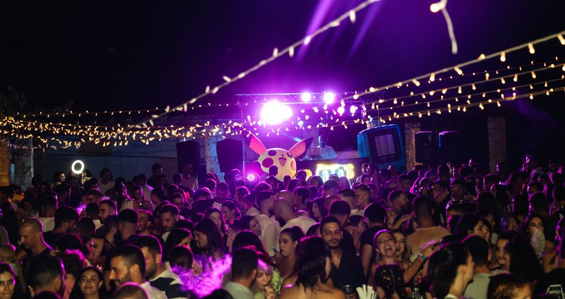 00s_party_summer.2e16d0ba.fill-1375x729.jpg