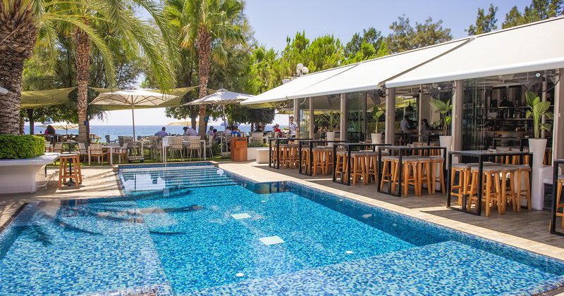 Έ&nu;&alpha;&sigmaf; &mu;&alpha;&gamma;&epsilon;&upsilon;&tau;&iota;&kappa;ό&sigmaf; all day (by the sea) &chi;ώ&rho;&omicron;&sigmaf; &delta;&iota;&alpha;&sigma;&kappa;έ&delta;&alpha;&sigma;&eta; &kappa;&alpha;&iota; &alpha;&nu;έ&mu;&epsilon;&lambda;&epsilon;&sigmaf; &beta;&omicron;&upsilon;&tau;&iota;έ&sigmaf;