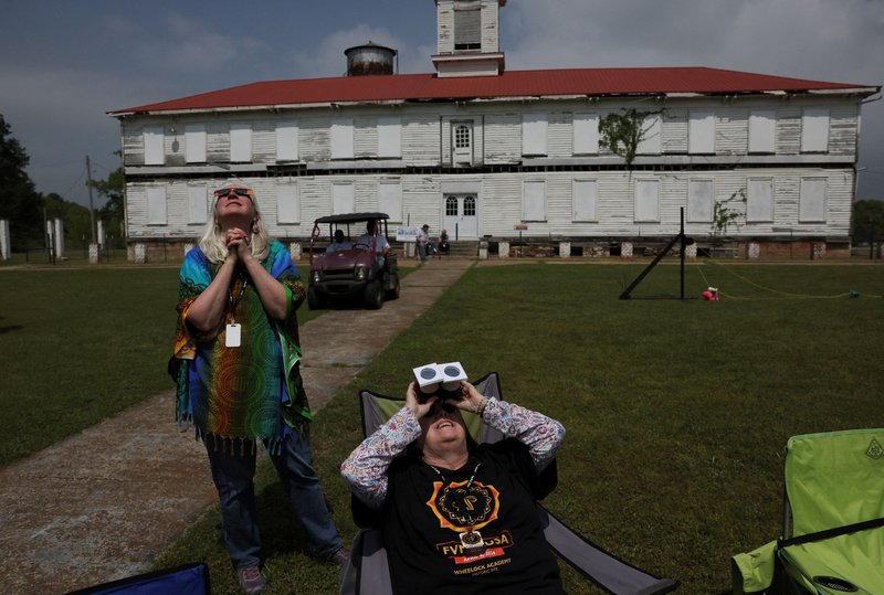 2024-04-08T181239Z_1843059180_RC2C27ACRUSB_RTRMADP_5_SOLAR-ECLIPSE-USA.jpg