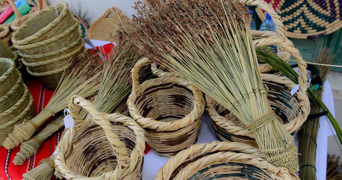 &Phi;&epsilon;&sigma;&tau;&iota;&beta;ά&lambda; &Pi;&alpha;&rho;&alpha;&delta;&omicron;&sigma;&iota;&alpha;&kappa;ώ&nu; &Pi;&rho;&omicron;ϊό&nu;&tau;&omega;&nu; &kappa;&alpha;&iota; &Kappa;&alpha;&tau;&alpha;&sigma;&kappa;&epsilon;&upsilon;ώ&nu;: Ό&lambda;&alpha; ό&sigma;&alpha; &theta;&alpha; &gamma;ί&nu;&omicron;&upsilon;&nu; &sigma;&tau;&omicron; &Kappa;&alpha;&lambda;ό &Chi;&omega;&rho;&iota;ό &Lambda;ά&rho;&nu;&alpha;&kappa;&alpha;&sigmaf;