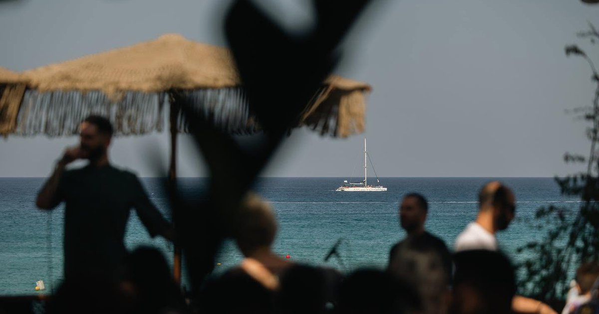 &Epsilon;&kappa;&epsilon;ί ό&pi;&omicron;&upsilon; &omicron; &Pi;&rho;&omega;&tau;&alpha;&rho;ά&sigmaf; &sigma;&upsilon;&nu;&alpha;&nu;&tau;ά &tau;&eta; &gamma;&epsilon;ύ&sigma;&eta;, &tau;&eta; &mu;&omicron;&upsilon;&sigma;&iota;&kappa;ή &kappa;&alpha;&iota; &tau;&eta; &theta;ά&lambda;&alpha;&sigma;&sigma;&alpha;