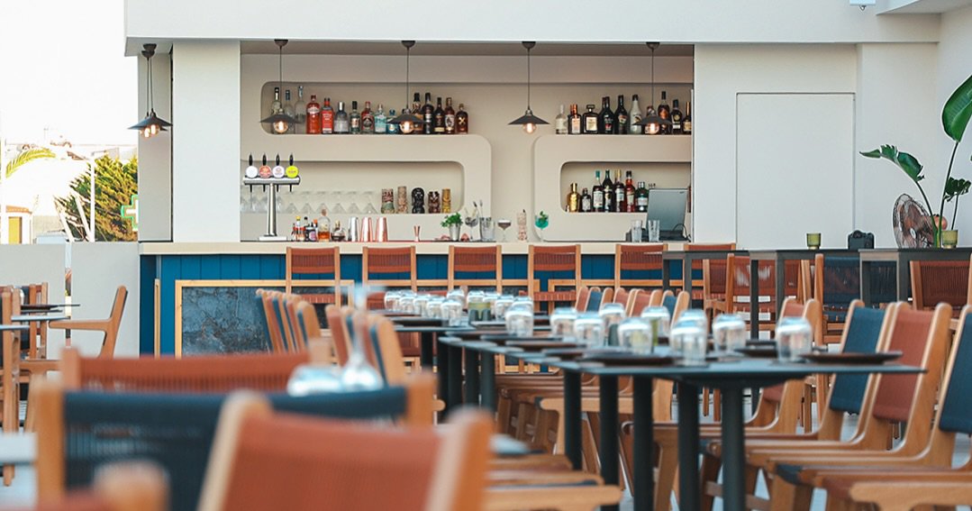 Nubila Rooftop Restaurant: &Epsilon;&kappa;&epsilon;ί ό&pi;&omicron;&upsilon; &eta; &gamma;&alpha;&sigma;&tau;&rho;&omicron;&nu;&omicron;&mu;ί&alpha; &sigma;&upsilon;&nu;&alpha;&nu;&tau;ά &tau;&eta; &theta;έ&alpha; &tau;&omicron;&upsilon; &Pi;&rho;&omega;&tau;&alpha;&rho;ά