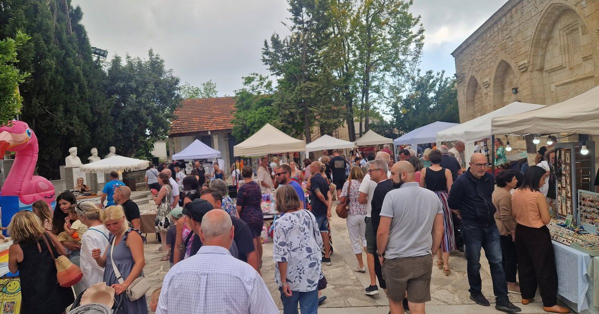 &Tau;&omicron; Kathikas Late Summer Festival &epsilon;&pi;&iota;&sigma;&tau;&rho;έ&phi;&epsilon;&iota; &mu;&epsilon; &mu;&iota;&alpha; &mu;&epsilon;&gamma;ά&lambda;&eta; &gamma;&iota;&omicron;&rho;&tau;ή &gamma;&iota;&alpha; ό&lambda;&eta; &tau;&eta;&nu; &omicron;&iota;&kappa;&omicron;&gamma;έ&nu;&epsilon;&iota;&alpha;