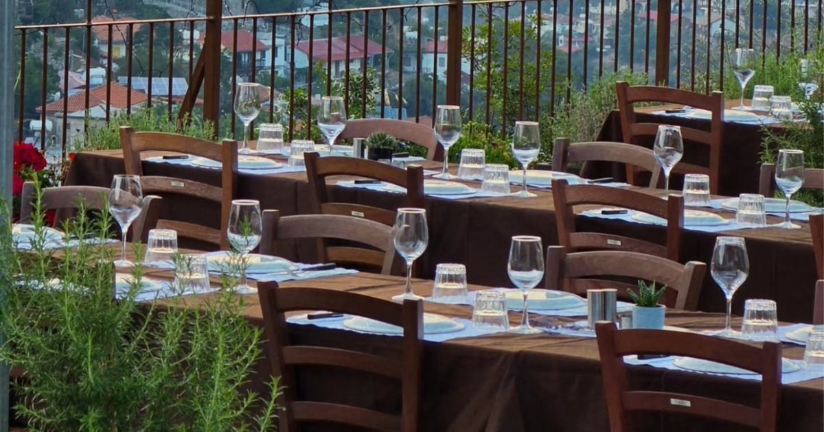 8 (&alpha;&kappa;ό&mu;&alpha;) &alpha;&gamma;&alpha;&pi;&eta;&mu;έ&nu;&epsilon;&sigmaf; &tau;&alpha;&beta;έ&rho;&nu;&epsilon;&sigmaf;, &sigma;&omicron;&upsilon; &sigma;&tau;&rho;ώ&nu;&omicron;&upsilon;&nu; &tau;&rho;&alpha;&pi;έ&zeta;&iota; &gamma;&iota;&alpha; &tau;&omicron;&nu; &Delta;&epsilon;&kappa;&alpha;&pi;&epsilon;&nu;&tau;&alpha;ύ&gamma;&omicron;&upsilon;&sigma;&tau;&omicron;