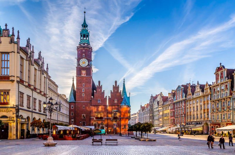 Market-Square-with-Town-Hall-in-Wroclaw-Poland-early-in-the-morning.-Colorful-cities-concept..jpg