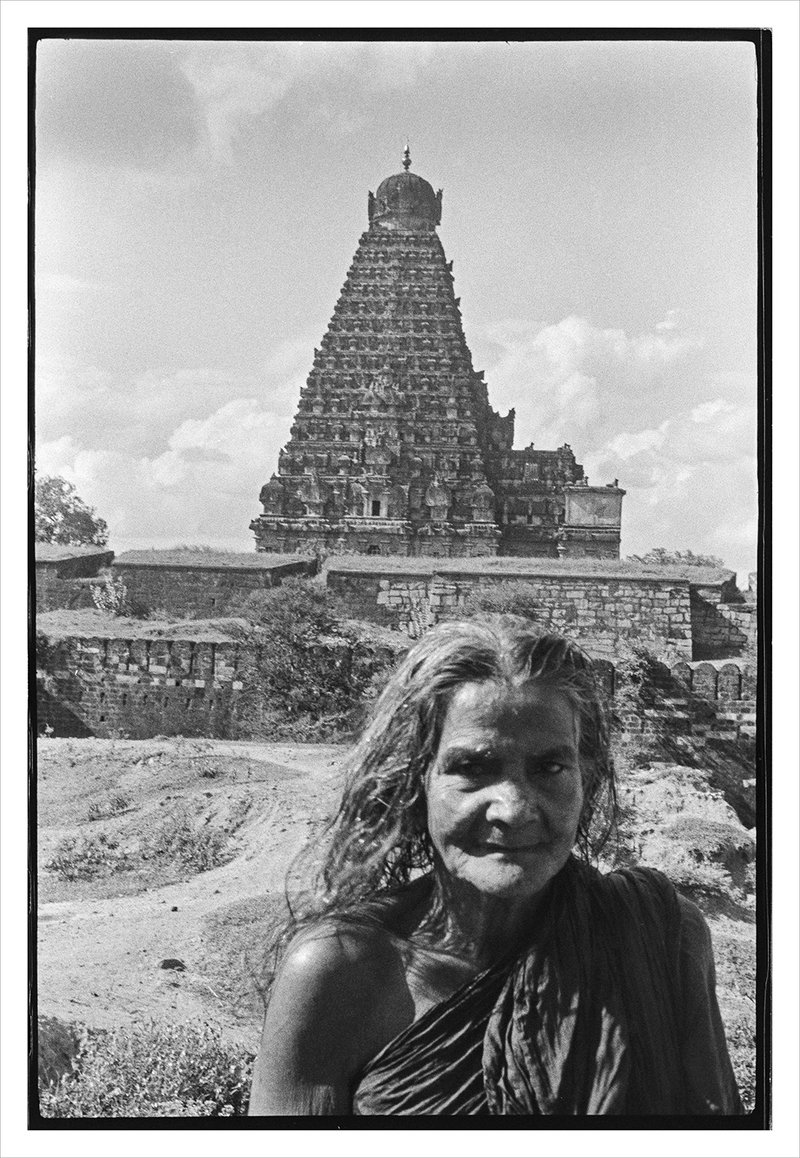©Nomi Rowe 5058a Brihadeeswara Temple, in Tanjore with local woman.jpg