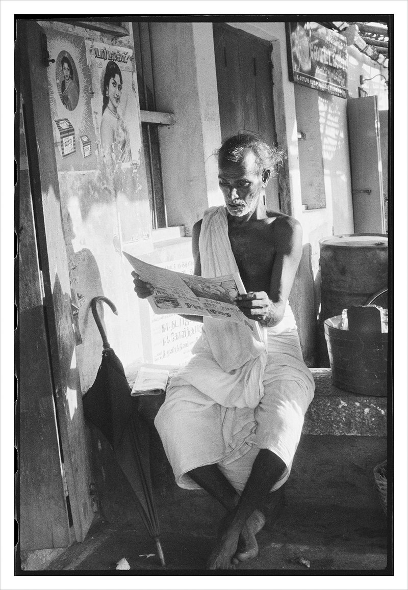 ©Nomi Rowe 5549 Man in Puri with parasol absorbed in his news paper.jpg