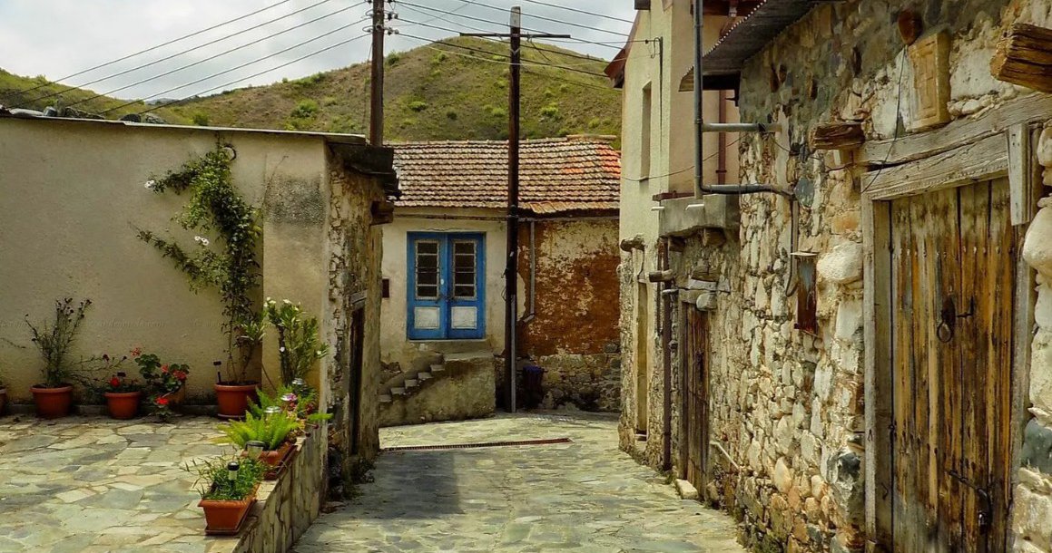 &Eta; 37&eta; &Chi;&omicron;&rho;&omicron;&epsilon;&sigma;&pi;&epsilon;&rho;ί&delta;&alpha; &Alpha;&kappa;&alpha;&pi;&nu;&omicron;ύ&sigmaf; έ&rho;&chi;&epsilon;&tau;&alpha;&iota; &mu;&epsilon; &mu;&omicron;&upsilon;&sigma;&iota;&kappa;ή, &chi;&omicron;&rho;ό &kappa;&alpha;&iota; &pi;&alpha;&rho;&alpha;&delta;&omicron;&sigma;&iota;&alpha;&kappa;ό &tau;&alpha;&beta;ά