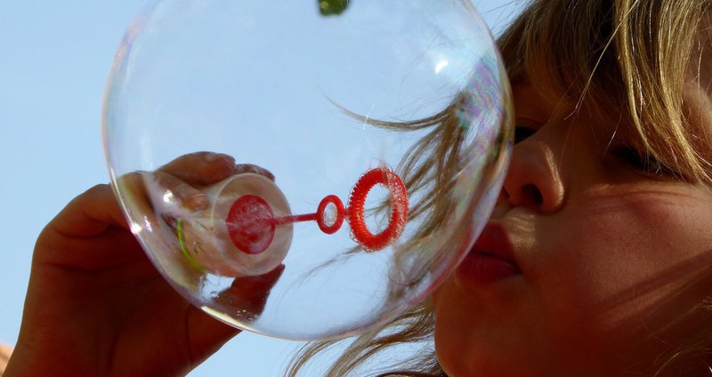 eme-soap-bubbles-870342_1920.2e16d0ba.fill-1375x729.jpg