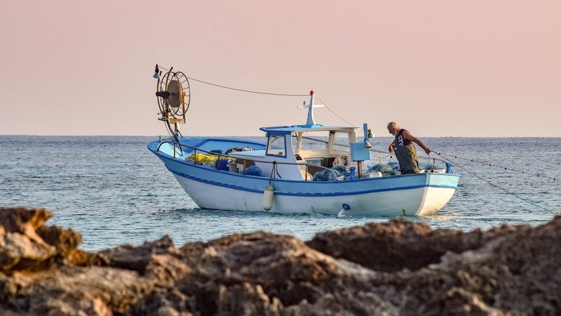 fishing-boat-5736839_1920.jpg