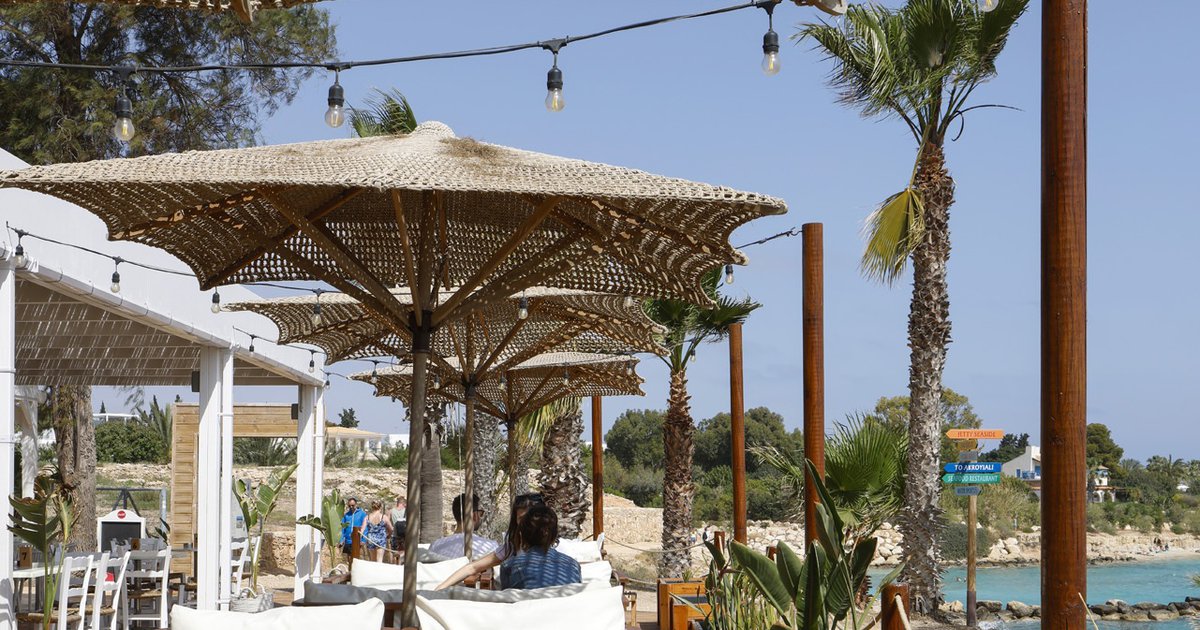 Jetty Seaside: &Epsilon;&kappa;&epsilon;ί ό&pi;&omicron;&upsilon; &eta; &theta;ά&lambda;&alpha;&sigma;&sigma;&alpha; &omicron;&rho;ί&zeta;&epsilon;&iota; &tau;&omicron;&nu; &rho;&upsilon;&theta;&mu;ό &kappa;&alpha;&iota; &eta; &mu;&alpha;&gamma;&epsilon;ί&alpha; &tau;&omicron;&upsilon; &tau;&omicron;&pi;&iota;&omicron;ύ &sigma;&upsilon;&nu;&alpha;&nu;&tau;ά &tau;&eta;&nu; &alpha;&pi;&omicron;&lambda;&upsilon;&tau;ή &kappa;&alpha;&lambda;&omicron;&kappa;&alpha;&iota;&rho;&iota;&nu;ή &epsilon;&mu;&pi;&epsilon;&iota;&rho;ί&alpha;