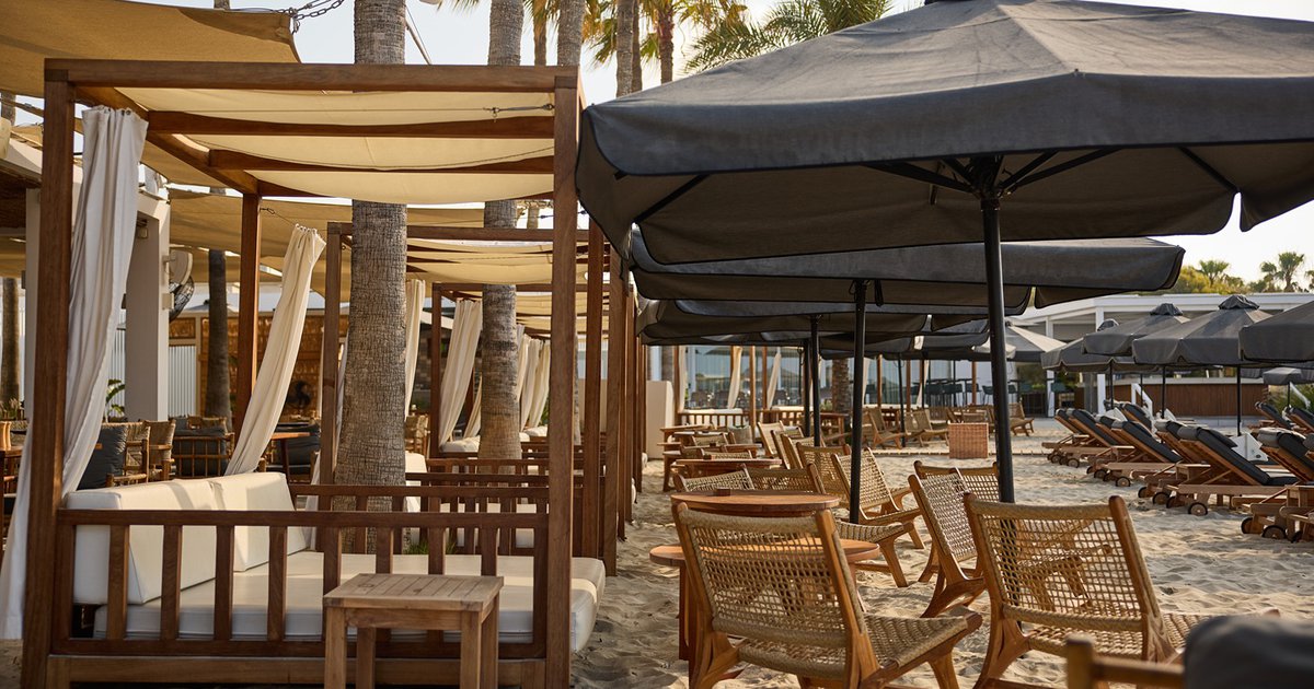 Isola Beach Bar: &Alpha;&pi;ό &tau;&omicron;&nu; &pi;&rho;ώ&tau;&omicron; &kappa;&alpha;&phi;έ &mu;έ&chi;&rho;&iota; &tau;&omicron; &tau;&epsilon;&lambda;&epsilon;&upsilon;&tau;&alpha;ί&omicron; cocktail &sigma;&tau;&omicron; Nissi Beach