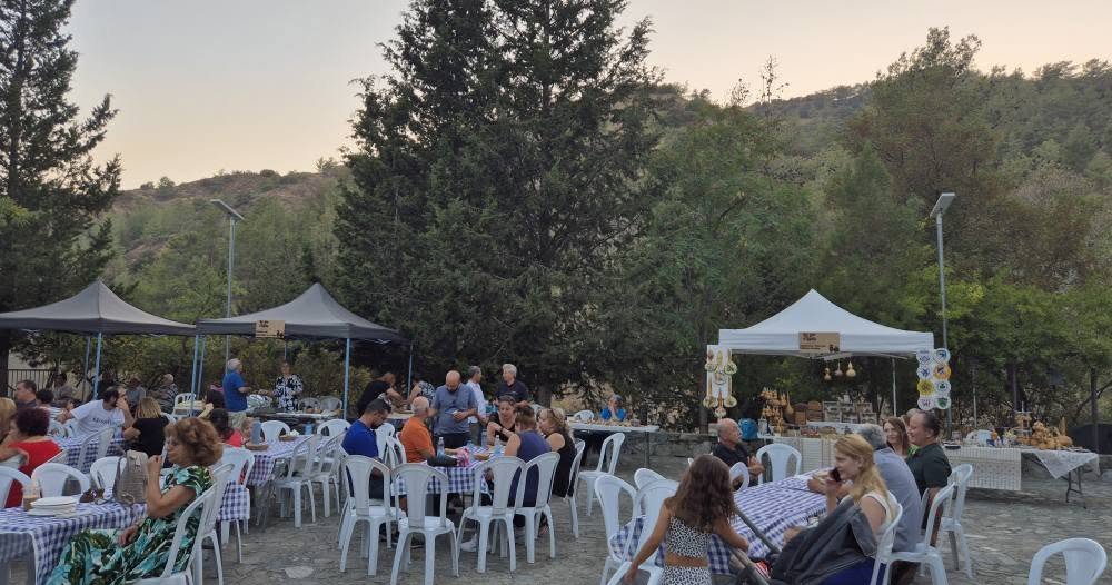 &Tau;&omicron; 2&omicron; &Phi;&epsilon;&sigma;&tau;&iota;&beta;ά&lambda; &Pi;&alpha;&rho;&alpha;&delta;&omicron;&sigma;&iota;&alpha;&kappa;ώ&nu; &Gamma;&epsilon;ύ&sigma;&epsilon;&omega;&nu; &laquo;&Pi;&omicron;&upsilon; &Kappa;ά&tau;&omega; &pi;&omicron;&upsilon; &tau;&omicron; &Tau;&zeta;&eta;&rho;ύ&tau;&zeta;&iota;&nu;&raquo; &epsilon;&pi;&iota;&sigma;&tau;&rho;έ&phi;&epsilon;&iota; &sigma;&tau;&alpha; &Kappa;&alpha;&mu;&iota;&nu;ά&rho;&iota;&alpha;