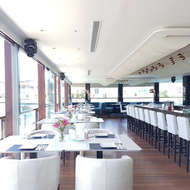 marina-breeze-loungebar.jpg