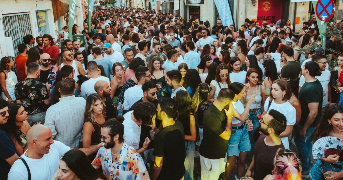&Tau;&omicron; &pi;&iota;&omicron; &mu;&epsilon;&gamma;ά&lambda;&omicron; street party &tau;&eta;&sigmaf; &pi;ό&lambda;&eta;&sigmaf; &alpha;&kappa;&upsilon;&rho;ώ&nu;&epsilon;&tau;&alpha;&iota; &gamma;&iota;&alpha; &pi;&rho;ώ&tau;&eta; &phi;&omicron;&rho;ά &mu;&epsilon;&tau;ά &alpha;&pi;ό 12 &chi;&rho;ό&nu;&iota;&alpha;
