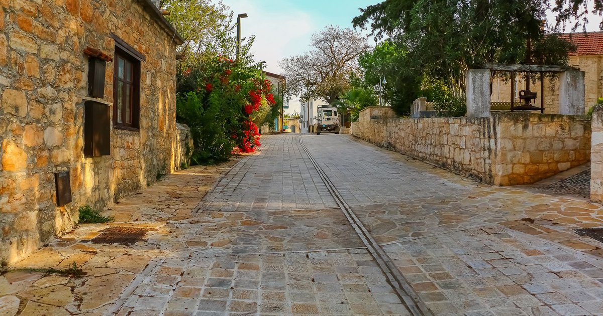 &laquo;&Alpha;&nu;&alpha;&gamma;έ&nu;&nu;&eta;&sigma;&eta; &tau;&omicron;&upsilon; &Phi;&omicron;ί&nu;&iota;&kappa;&alpha;&raquo;: &Omicron;&iota; &theta;&rho;ύ&lambda;&omicron;&iota; &tau;&omega;&nu; &Pi;ά&nu;&omega; &Alpha;&rho;ό&delta;&omega;&nu; &zeta;&omega;&nu;&tau;&alpha;&nu;&epsilon;ύ&omicron;&upsilon;&nu; &xi;&alpha;&nu;ά &sigma;&epsilon; έ&nu;&alpha; &delta;&iota;&alpha;&delta;&rho;&alpha;&sigma;&tau;&iota;&kappa;ό &phi;&epsilon;&sigma;&tau;&iota;&beta;ά&lambda;
