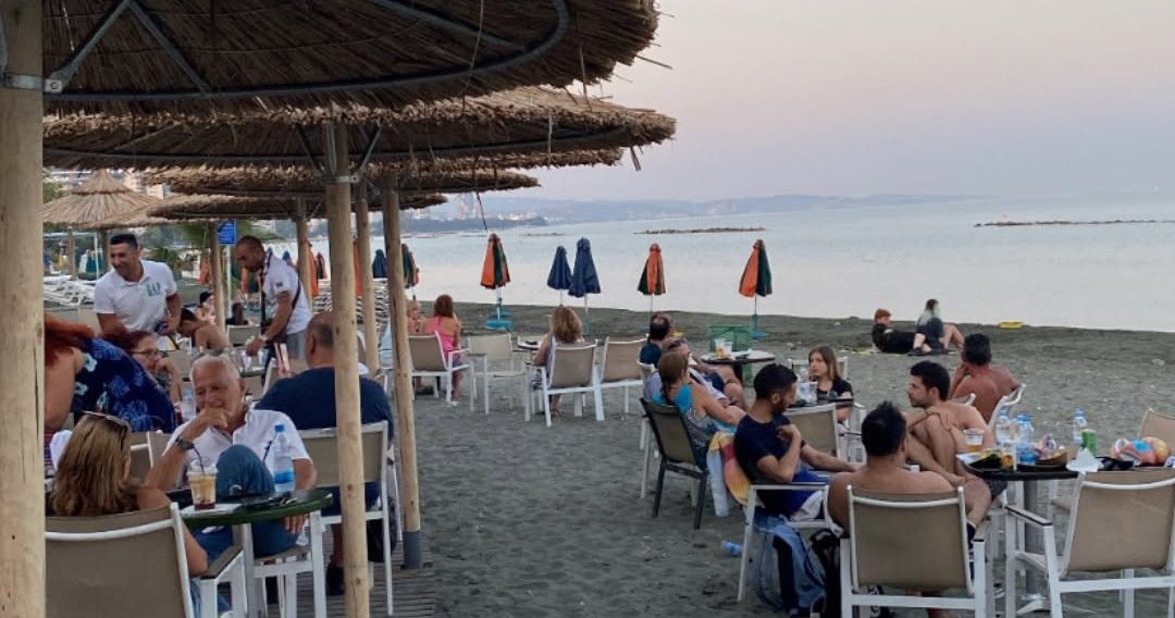 &Alpha;&upsilon;&tau;ή &epsilon;ί&nu;&alpha;&iota; &eta; &epsilon;&tau;&alpha;&iota;&rho;&epsilon;ί&alpha; &pi;&omicron;&upsilon; &alpha;&nu;&alpha;&lambda;&alpha;&mu;&beta;ά&nu;&epsilon;&iota; &tau;&omicron; &Theta;&alpha;&lambda;&alpha;&sigma;&sigma;ά&kappa;&iota;, &tau;&omicron; &theta;&rho;&upsilon;&lambda;&iota;&kappa;ό caf&eacute; &sigma;&tau;&eta;&nu; &pi;&alpha;&rho;&alpha;&lambda;ί&alpha;
