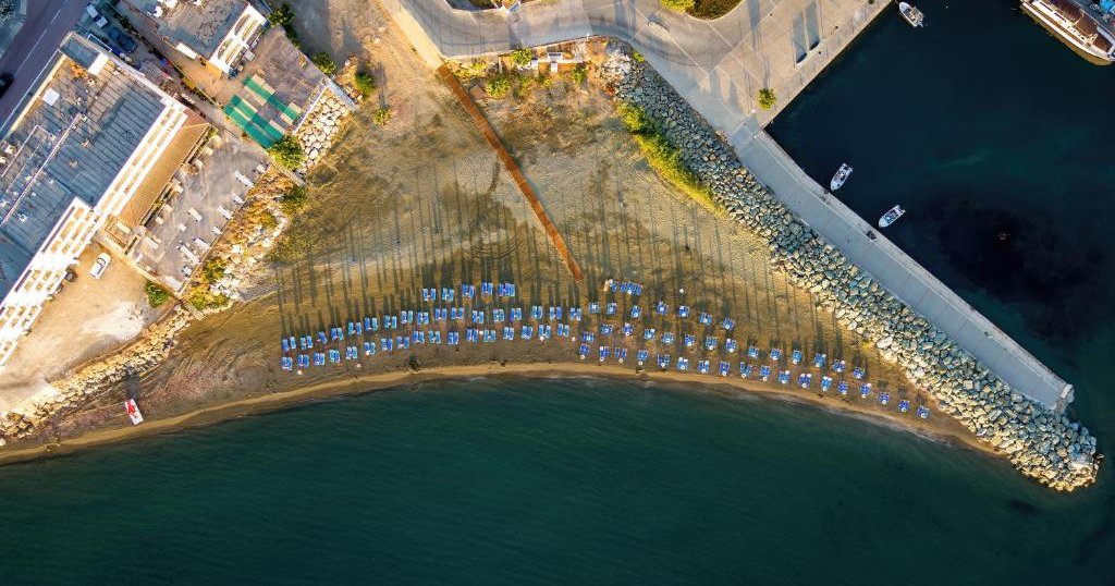 Tylos Beach Hotel: &Epsilon;&kappa;&epsilon;ί ό&pi;&omicron;&upsilon; &eta; &phi;&iota;&lambda;&omicron;&xi;&epsilon;&nu;ί&alpha; &sigma;&upsilon;&nu;&alpha;&nu;&tau;ά &tau;